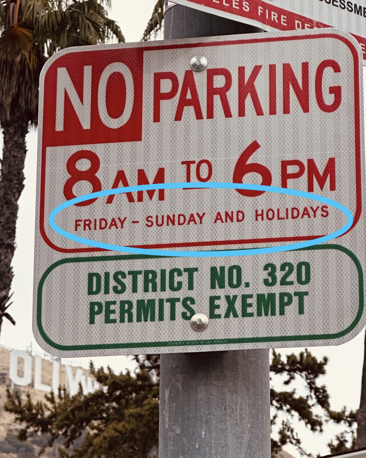 Lake Hollywood and Innsdale Trail parking sign showing no parking Friday through Sunday and holidays, with District 320 permits exempt.
